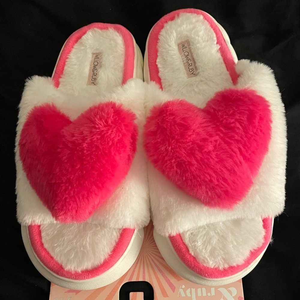 Willow & Ruby ~Fuzzy Heart Slippers~Women’s Size 9-10 NWT